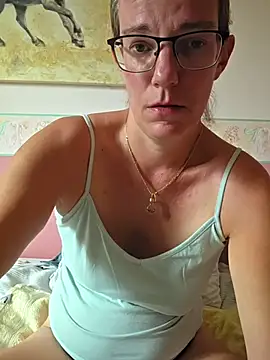 Snapshot of SpiceLea chatting on 07.16.26 SpiceLea online show from 07.16.26