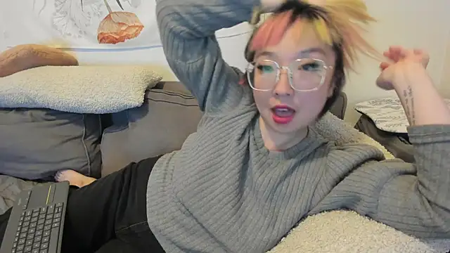 Snapshot of luxgray chatting on 12.15.24 luxgray online show from 12.15.24