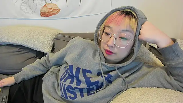 Snapshot of luxgray chatting on 12.17.24 luxgray online show from 12.17.24