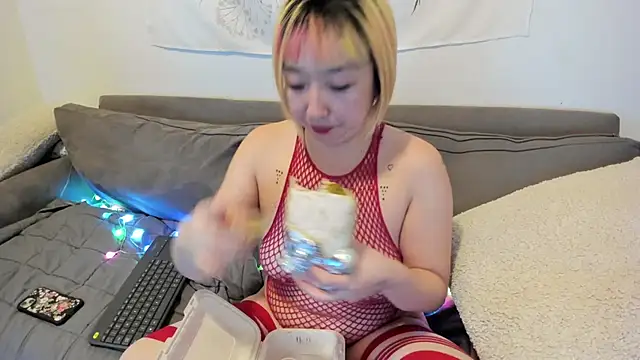 Snapshot of luxgray chatting on 12.24.24 luxgray online show from 12.24.24