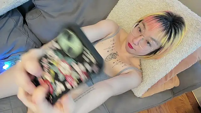 Snapshot of luxgray chatting on 12.26.24 luxgray online show from 12.26.24