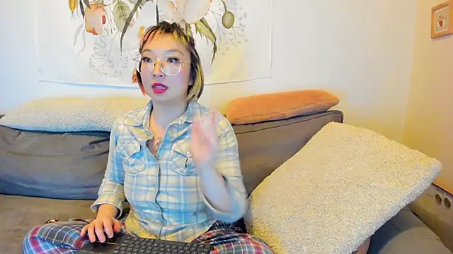 Snapshot of luxgray chatting on 01.12.25 luxgray online show from 01.12.25