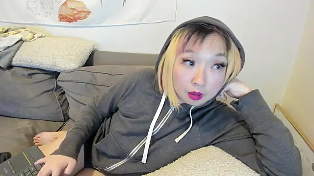 Snapshot of luxgray chatting on 02.17.25 luxgray online show from 02.17.25