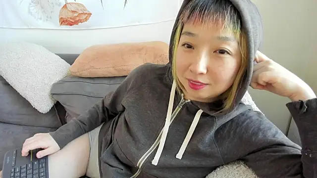 Snapshot of luxgray chatting on 02.26.25 luxgray online show from 02.26.25