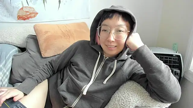 Snapshot of luxgray chatting on 12.15.25 luxgray online show from 12.15.25