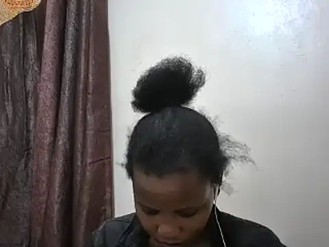 Snapshot of afrikaqueen chatting on 01.28.25 afrikaqueen online show from 01.28.25