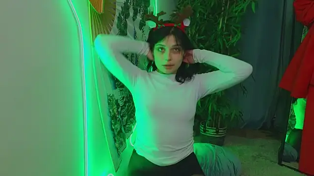 Snapshot of ari_rari chatting on 12.25.24 ari rari online show from 12.25.24