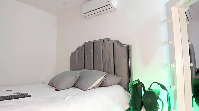 Snapshot of molly_cams8 chatting on 01.20.25 molly cams8 online show from 01.20.25