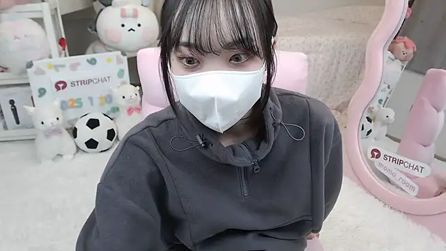 momo room online show from 01.30.25