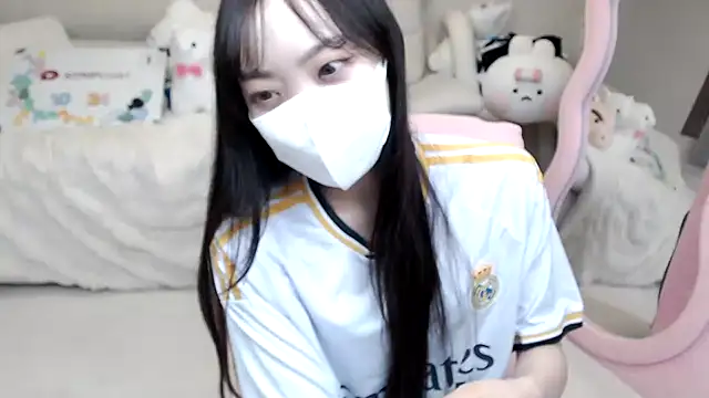 momo room online show from 10.24.25