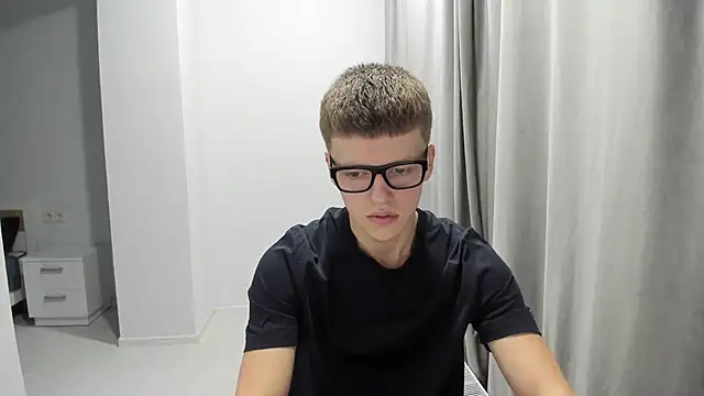 Snapshot of Tomas_Shelbi chatting on 12.20.24 Tomas Shelbi online show from 12.20.24