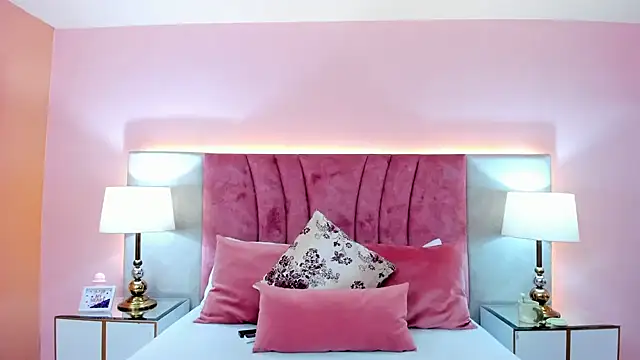 Snapshot of SophiaLaurens chatting on 01.07.25 SophiaLaurens online show from 01.07.25