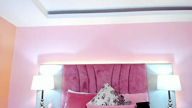 Snapshot of SophiaLaurens chatting on 01.09.25 SophiaLaurens online show from 01.09.25