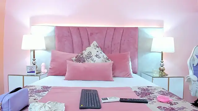 Snapshot of SophiaLaurens chatting on 01.10.25 SophiaLaurens online show from 01.10.25