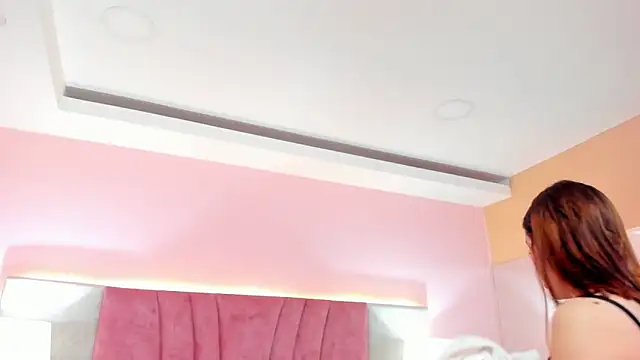 Snapshot of SophiaLaurens chatting on 02.05.25 SophiaLaurens online show from 02.05.25