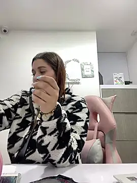 Snapshot of SophiaLaurens chatting on 02.27.25 SophiaLaurens online show from 02.27.25