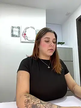 Snapshot of SophiaLaurens chatting on 03.21.25 SophiaLaurens online show from 03.21.25