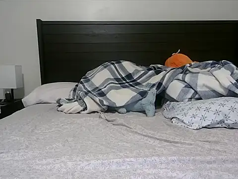 QueenLolaX online show from 12.22.25