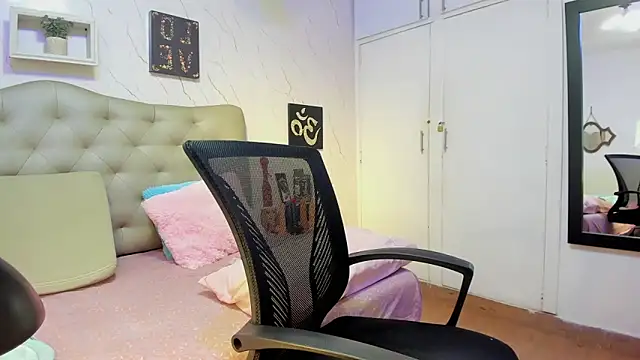 Snapshot of Antonella_Montanari chatting on 10.19.25 Antonella Montanari online show from 10.19.25