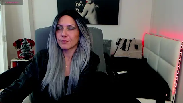 Snapshot of EvelynQueenn chatting on 12.23.24 EvelynQueenn online show from 12.23.24