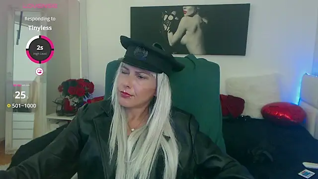 Snapshot of EvelynQueenn chatting on 09.11.25 EvelynQueenn online show from 09.11.25
