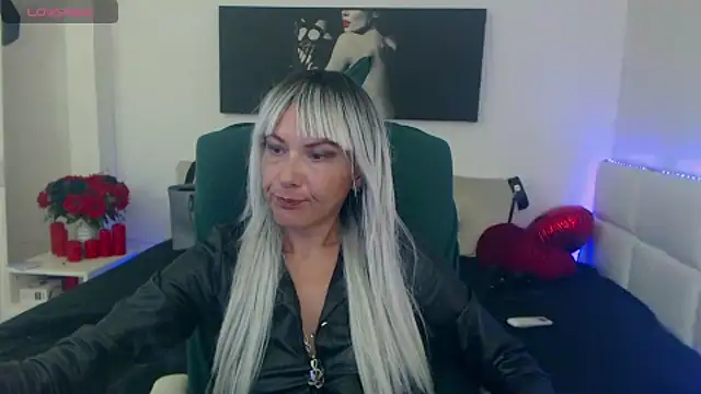 Snapshot of EvelynQueenn chatting on 09.27.25 EvelynQueenn online show from 09.27.25