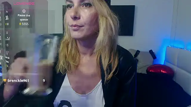 Snapshot of EvelynQueenn chatting on 09.28.25 EvelynQueenn online show from 09.28.25