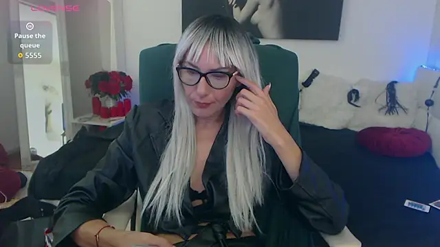 Snapshot of EvelynQueenn chatting on 10.07.25 EvelynQueenn online show from 10.07.25