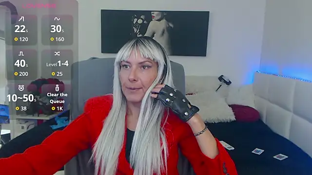 Snapshot of EvelynQueenn chatting on 10.14.25 EvelynQueenn online show from 10.14.25