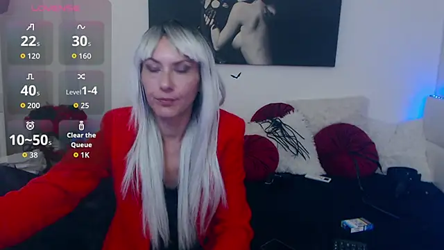 Snapshot of EvelynQueenn chatting on 10.15.25 EvelynQueenn online show from 10.15.25