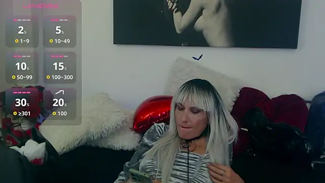 Snapshot of EvelynQueenn chatting on 10.17.25 EvelynQueenn online show from 10.17.25
