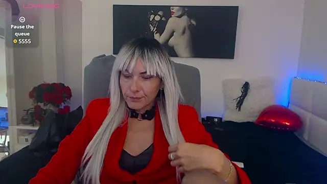Snapshot of EvelynQueenn chatting on 10.22.25 EvelynQueenn online show from 10.22.25