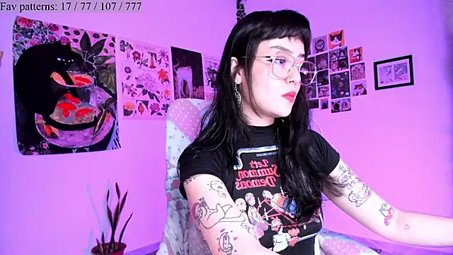Snapshot of Conlosmichis chatting on 10.04.25 Conlosmichis online show from 10.04.25