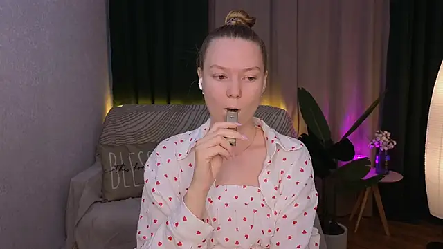 CarolynCohen   online show from 02.25.25