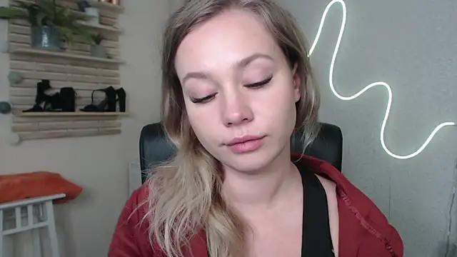 Snapshot of holly_xglam chatting on 12.04.24 holly xglam online show from 12.04.24