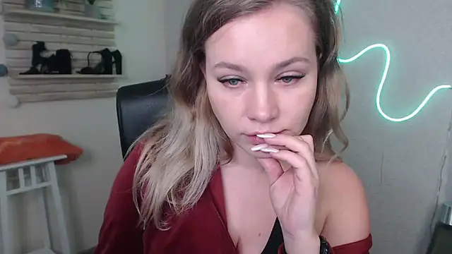 Snapshot of holly_xglam chatting on 12.04.24 holly xglam online show from 12.04.24
