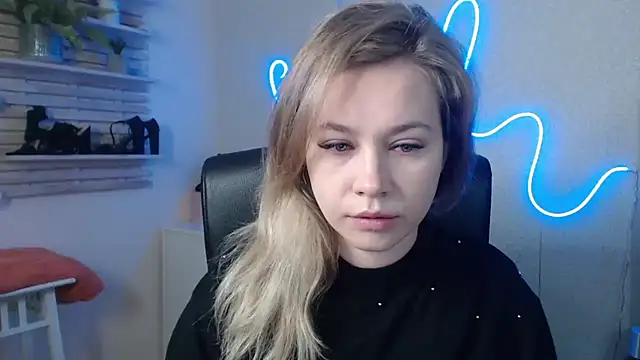 Snapshot of holly_xglam chatting on 12.18.24 holly xglam online show from 12.18.24