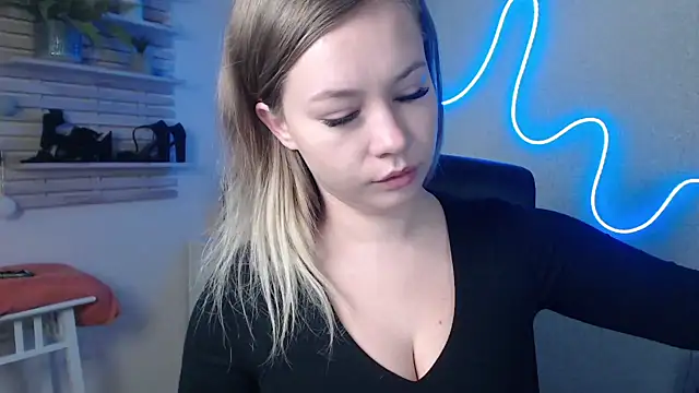 Snapshot of holly_xglam chatting on 12.19.24 holly xglam online show from 12.19.24