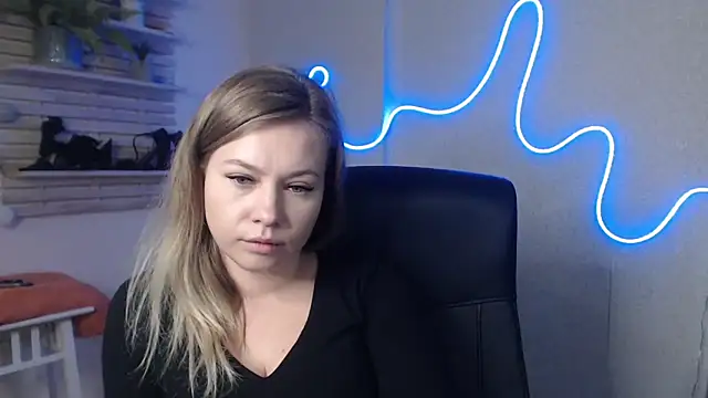 Snapshot of holly_xglam chatting on 12.19.24 holly xglam online show from 12.19.24