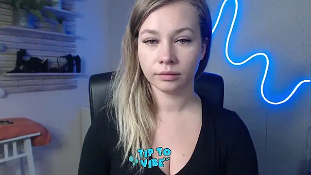 Snapshot of holly_xglam chatting on 12.19.24 holly xglam online show from 12.19.24