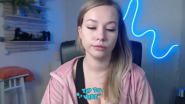 Snapshot of holly_xglam chatting on 12.19.24 holly xglam online show from 12.19.24