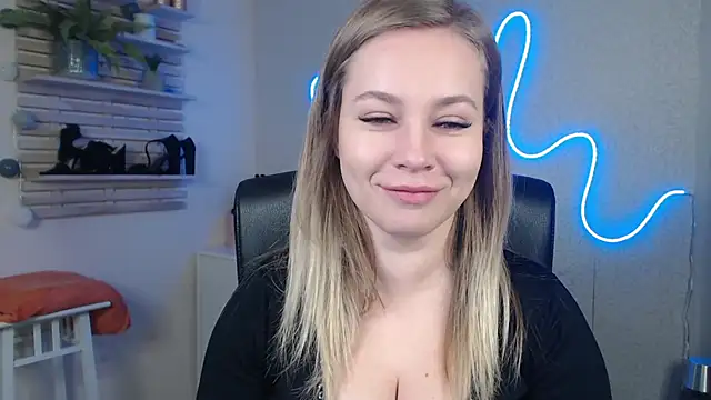Snapshot of holly_xglam chatting on 12.23.24 holly xglam online show from 12.23.24