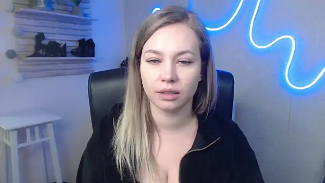 Snapshot of holly_xglam chatting on 01.08.25 holly xglam online show from 01.08.25