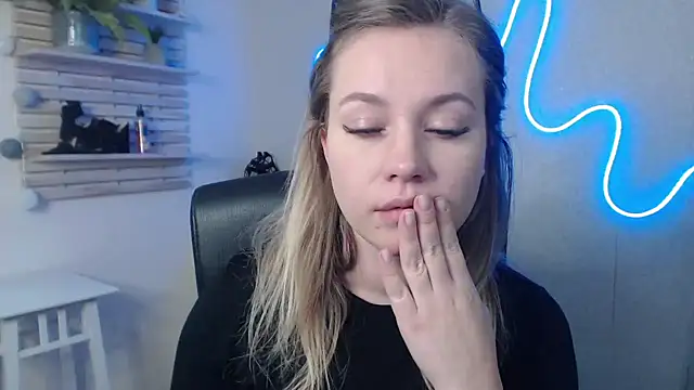 Snapshot of holly_xglam chatting on 01.09.25 holly xglam online show from 01.09.25