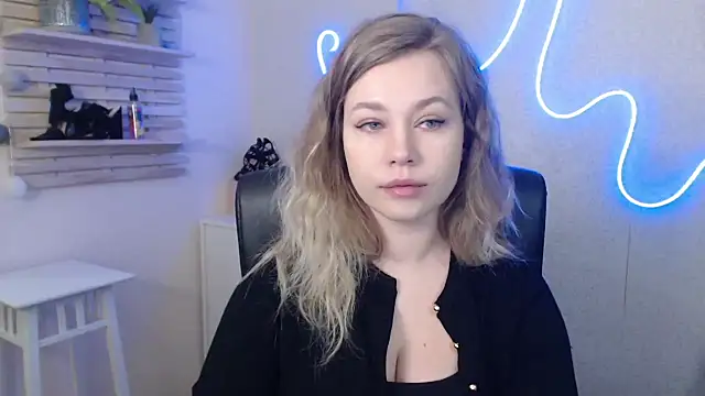 Snapshot of holly_xglam chatting on 01.14.25 holly xglam online show from 01.14.25