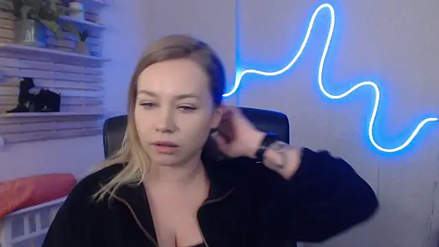 Snapshot of holly_xglam chatting on 01.17.25 holly xglam online show from 01.17.25