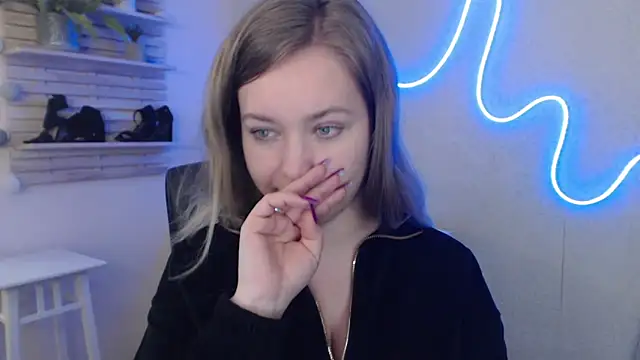 Snapshot of holly_xglam chatting on 02.05.25 holly xglam online show from 02.05.25