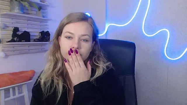 Snapshot of holly_xglam chatting on 02.07.25 holly xglam online show from 02.07.25