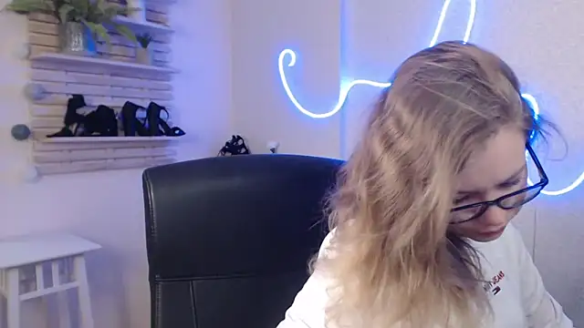 Snapshot of holly_xglam chatting on 02.14.25 holly xglam online show from 02.14.25