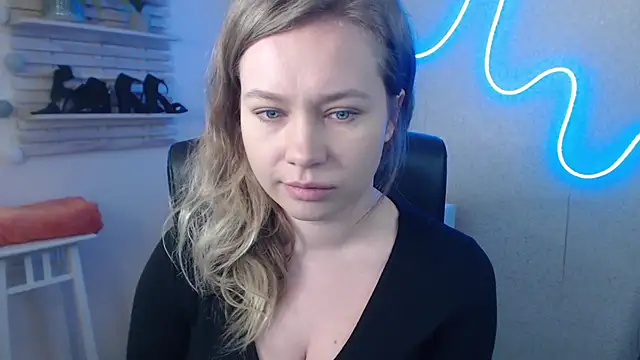 Snapshot of holly_xglam chatting on 02.18.25 holly xglam online show from 02.18.25